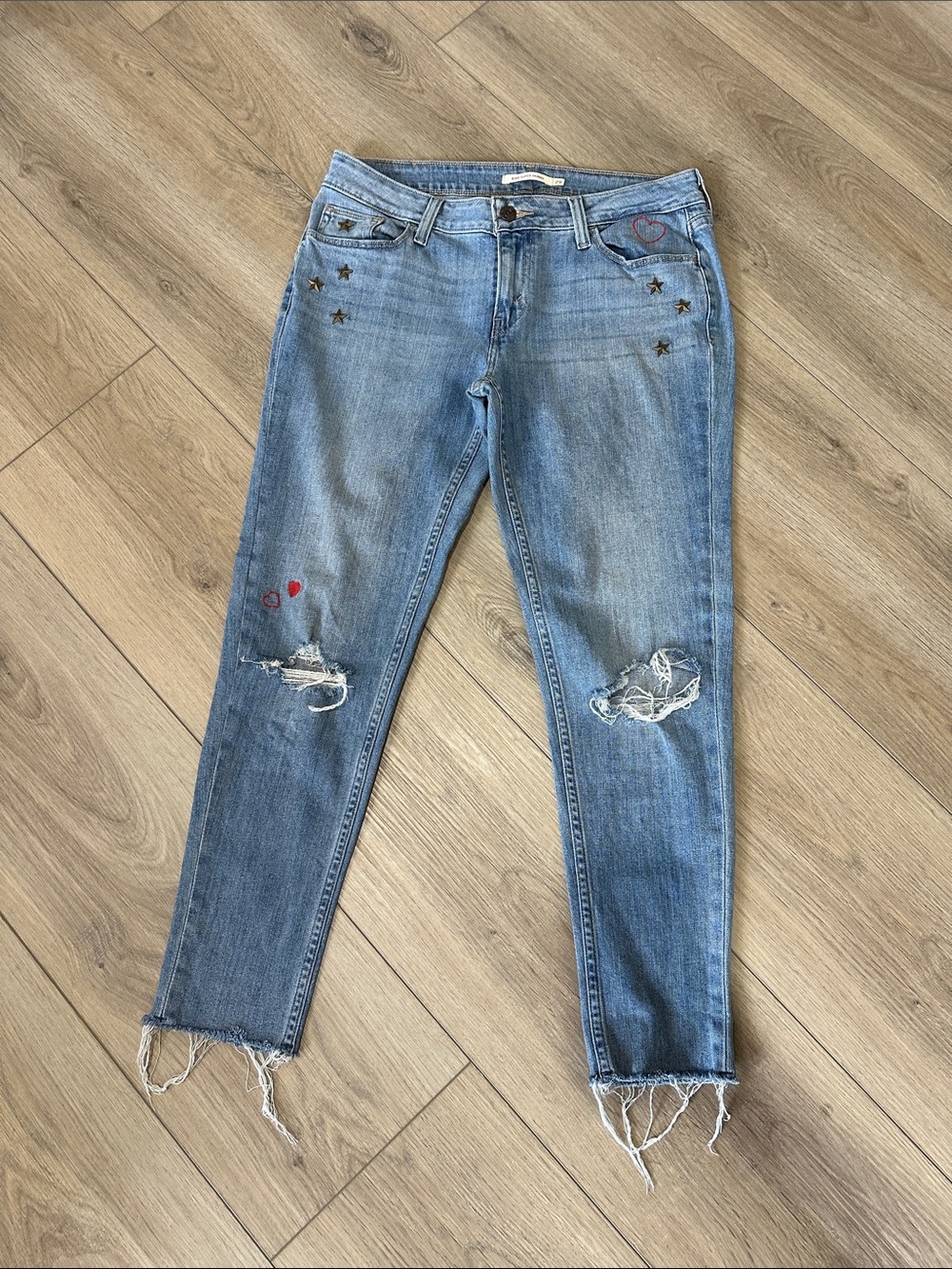 Levi's Light Blue Denim Skinny Cropped Jeans w/Metal Star Studs & red hearts. 29